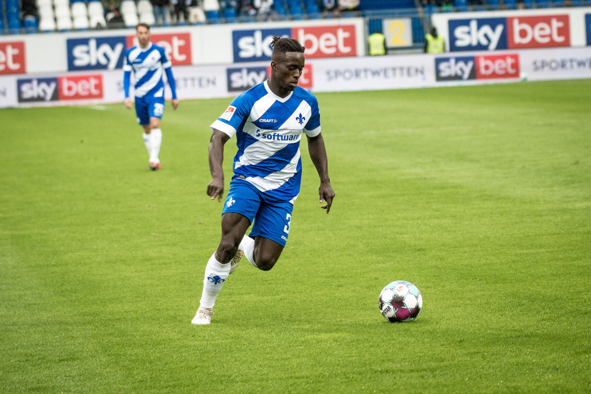 Manu auf Leihbasis nach Halle