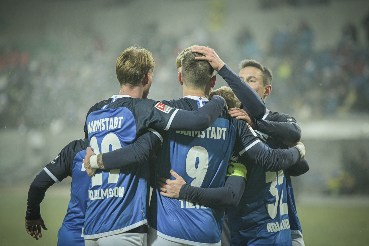 SV 98 siegt im Stadioneröffnungsspiel
