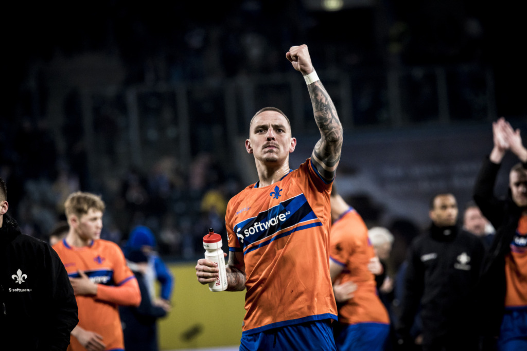 Phillip Tietz (SV 98) bejubelt den Auswärtssieg der Lilien beim FC Hansa Rostock