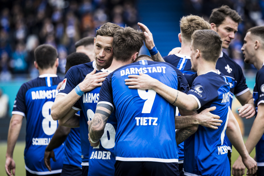 Spieler des SV Darmstadt 98 bejubeln das 1:0 im Spiel gegen den SC Paderborn
