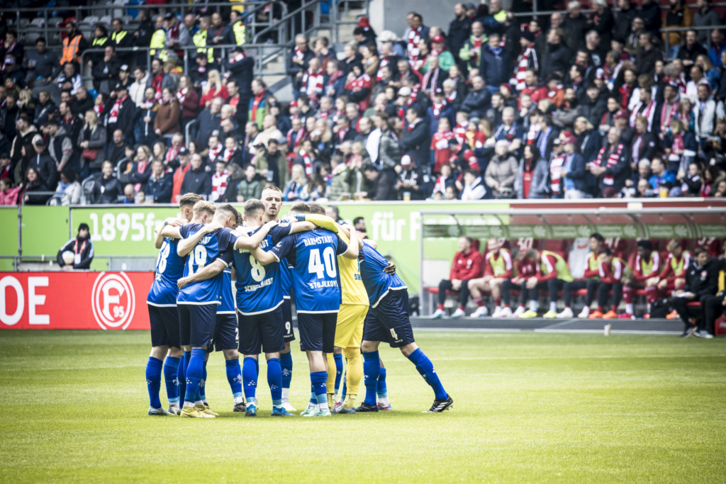 Fortuna Düsseldorf vs. SV Darmstadt 98: Mannschaft im Kreis