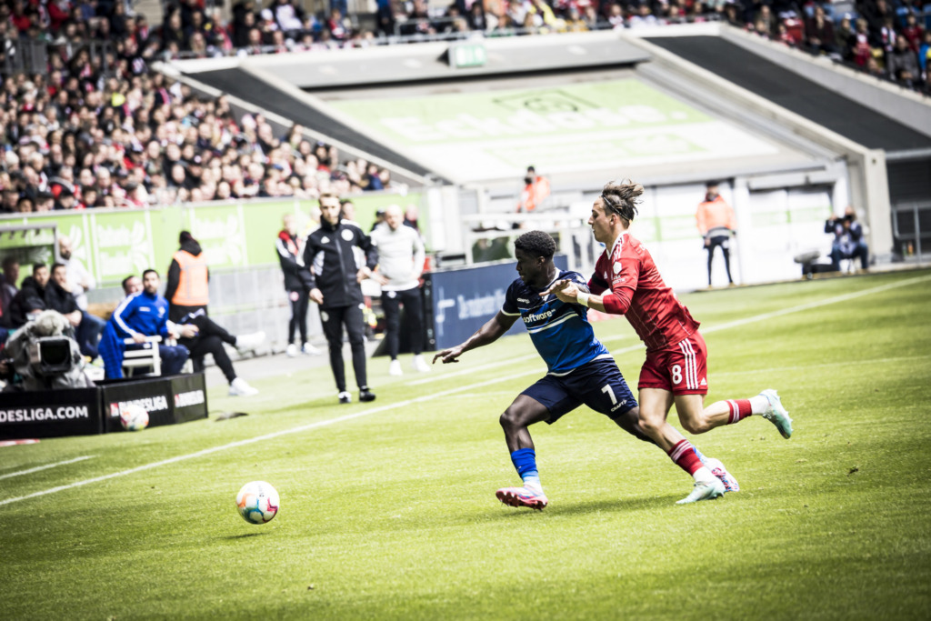 Fortuna Düsseldorf vs. SV Darmstadt 98: Braydon Manu im Zweikampf