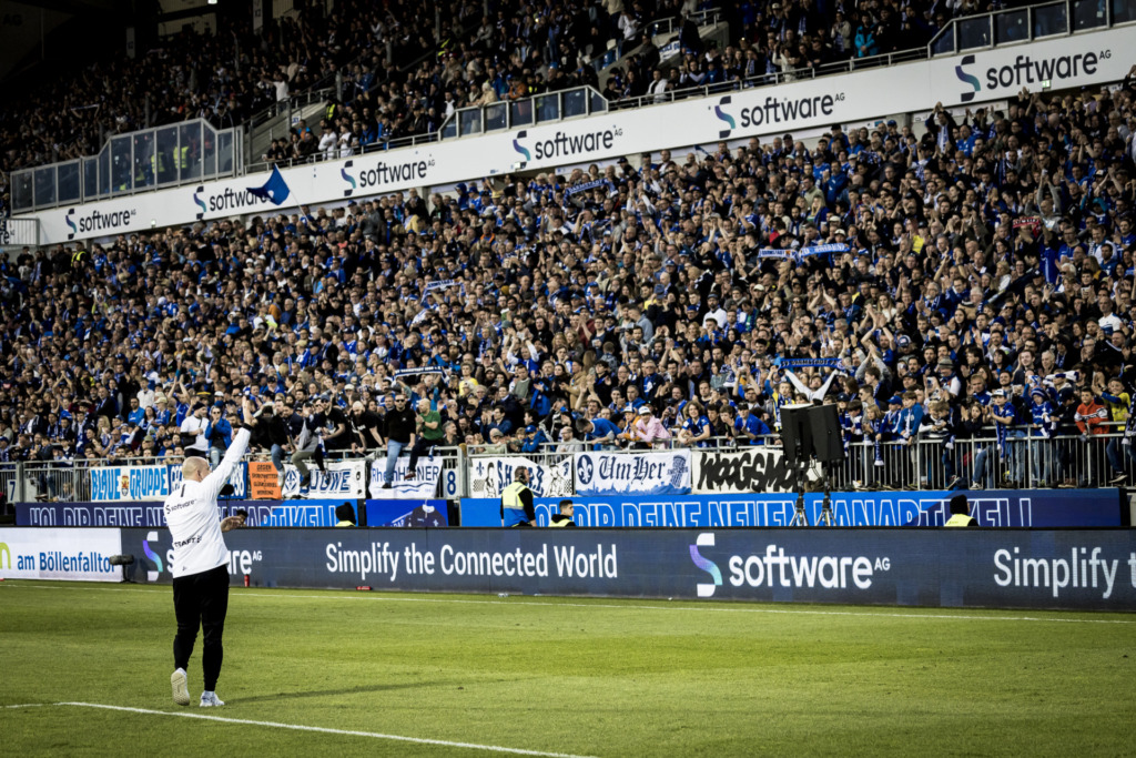 Torsten Lieberknecht bedankt sich bei den Lilien-Fans