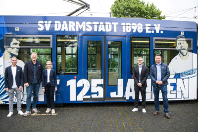 SV 98 und HEAG mobilo GmbH weihen Lilien-Straßenbahn ein