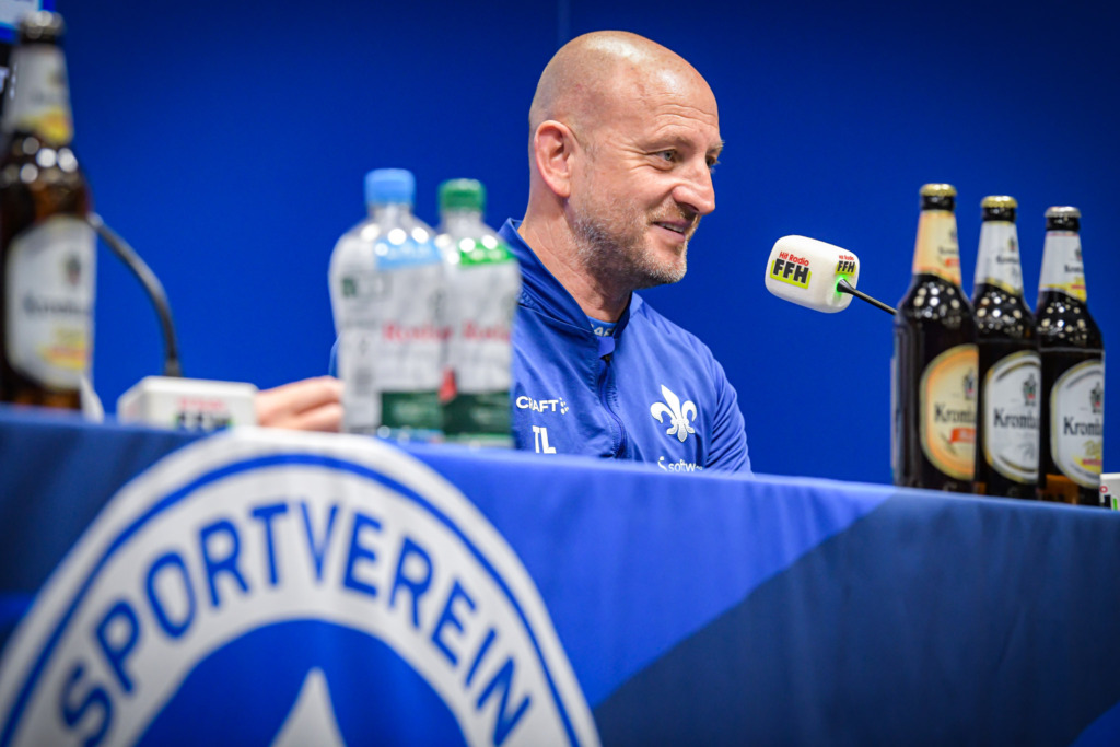 Torsten Lieberknecht auf der Pressekonferenz vor dem Auswärtsspiel der Lilien bei Hannover 96.