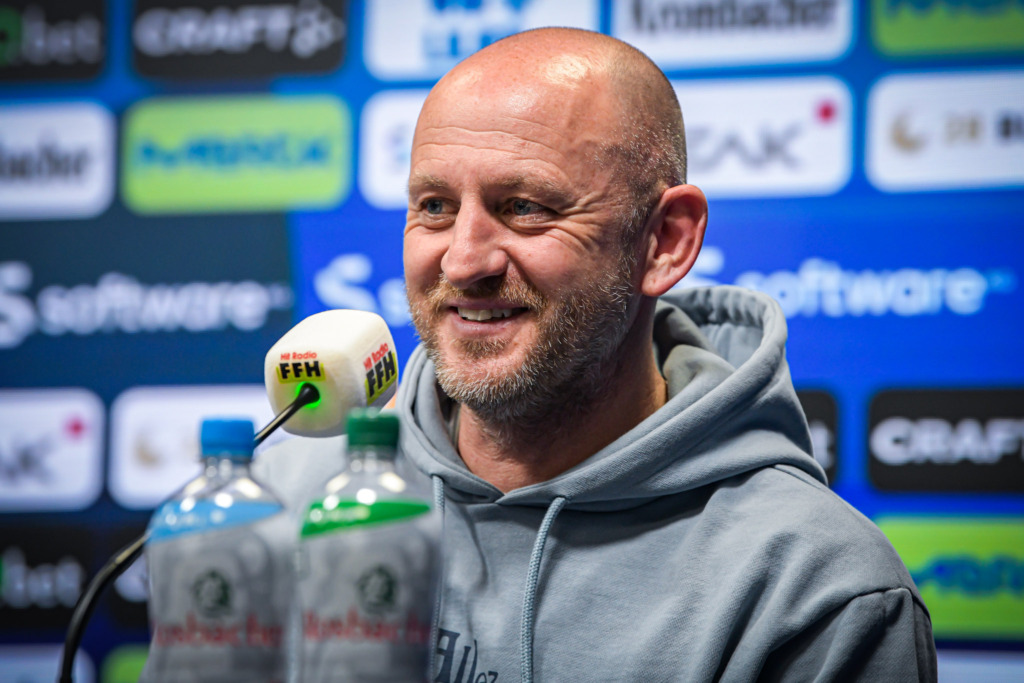 Torsten Lieberknecht auf der Pressekonferenz vor dem Heimspiel des SV Darmstadt 98 gegen den 1. FC Magdeburg