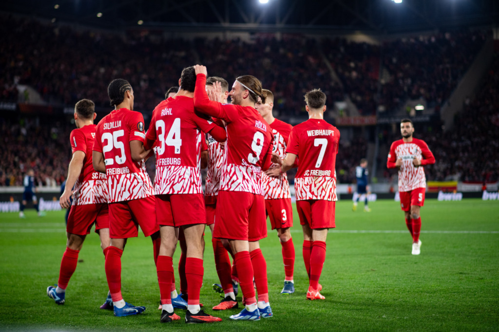 Die Freiburger Mannschaft beim Torjubel