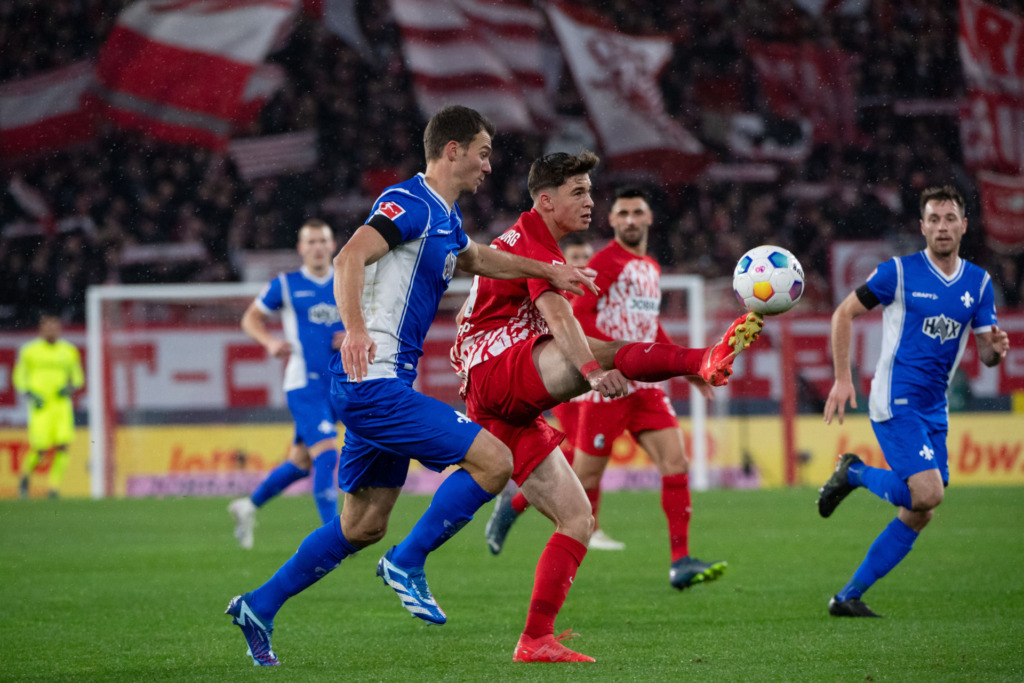 Christoph Zimmermann im Zweikampf mit Freiburger Noah Weisshaupt
