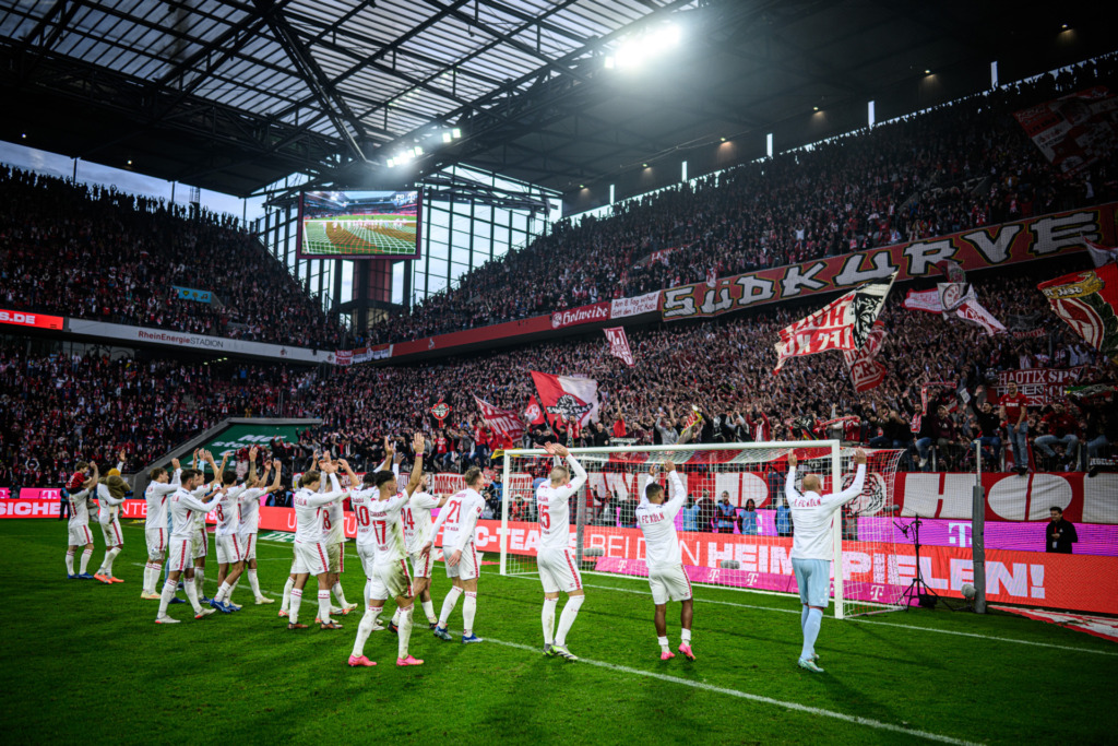 Die Mannschaft des 1. FC Köln vor der Fankurve im RHeinEnergieStadion