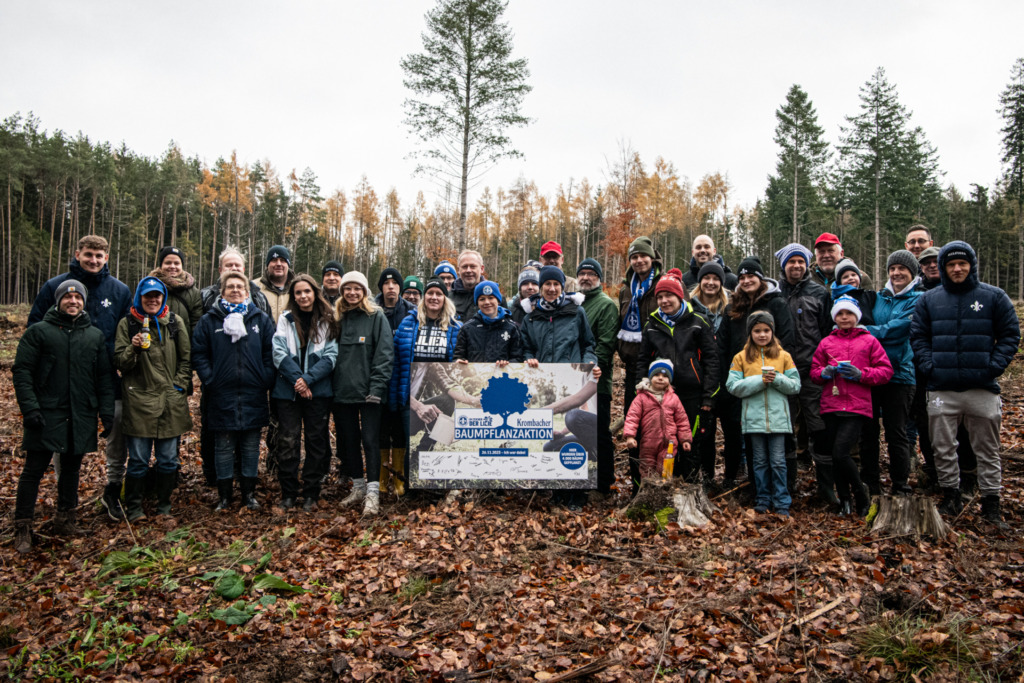 Gruppenfoto aller Teilnehmer der Krombacher Baumpflanzaktion