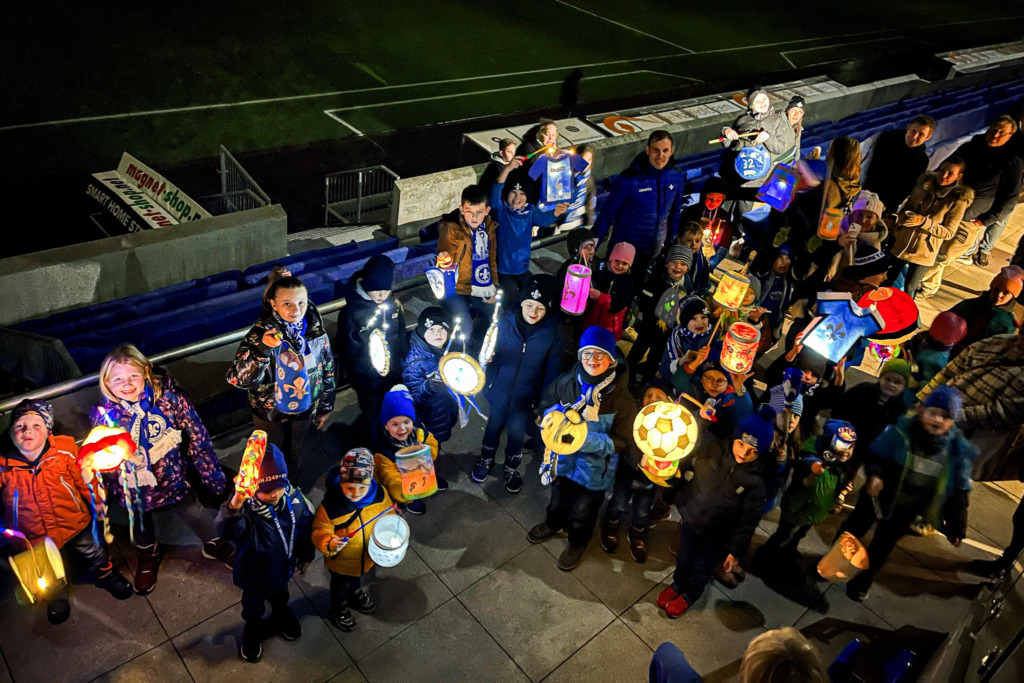 Die Bölle Bande beim 1. Lichterlauf im Merck-Stadion am Böllenfalltor.