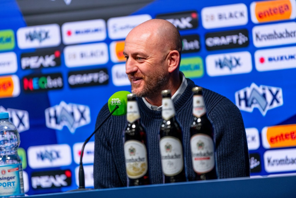 Trainer Torsten Lieberknecht auf der PK vor dem Spiel gegen Freiburg