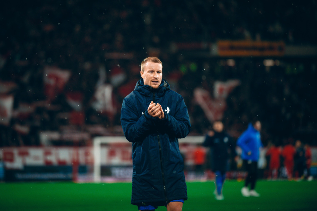 Klatschender Fabian Holland nach dem Spiel gegen Freiburg