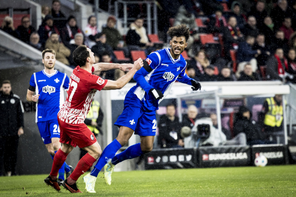 Aaron Seydel im Zweikampf mit Nicolas Höfler beim Spiel SCF vs. SVD