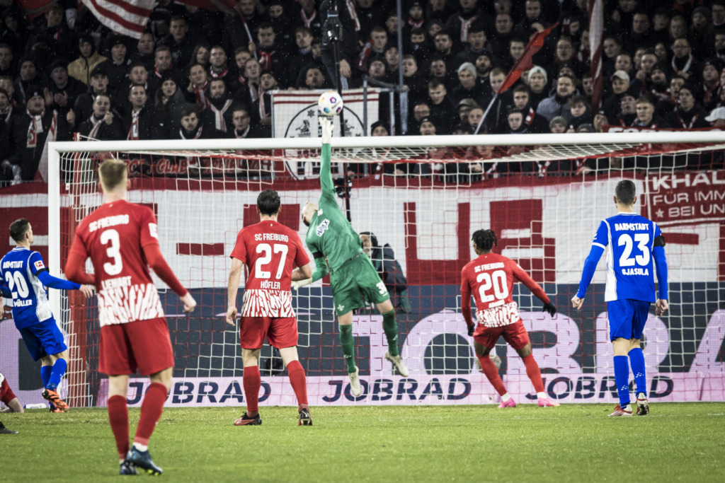 Torwart Alex Brunst bei einer Parade gegen den SC Freiburg