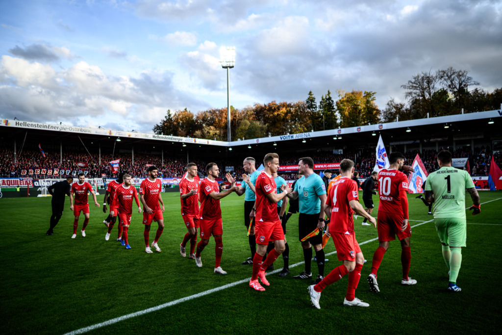 Die Heidenheimer Mannschaft bei der Begrüßung im Heimspiel gegen den FC Augsburg