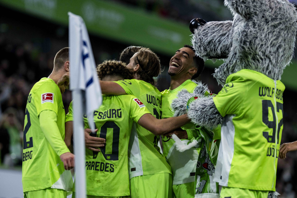 Jubelbild der Wolfsburger Mannschaft beim Spiel gegen Werder Bremen