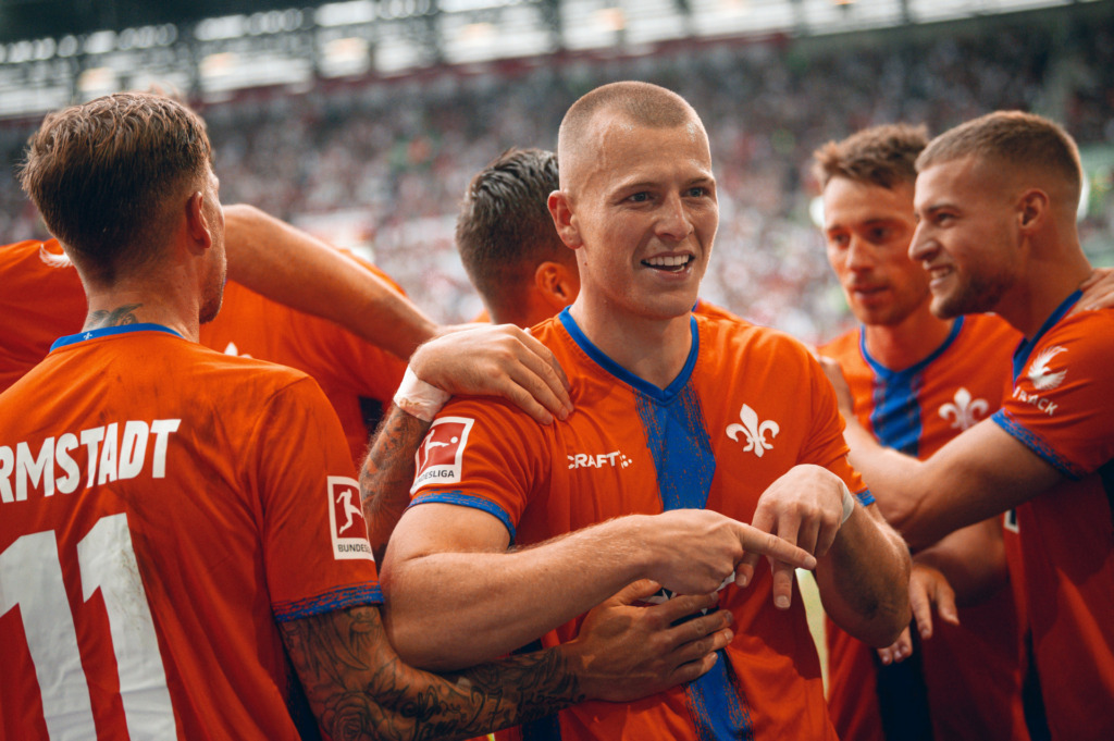 Tim Skarke beim Torjubel nach seinem Tor (1:0) gegen den FC Augsburg (2:1).