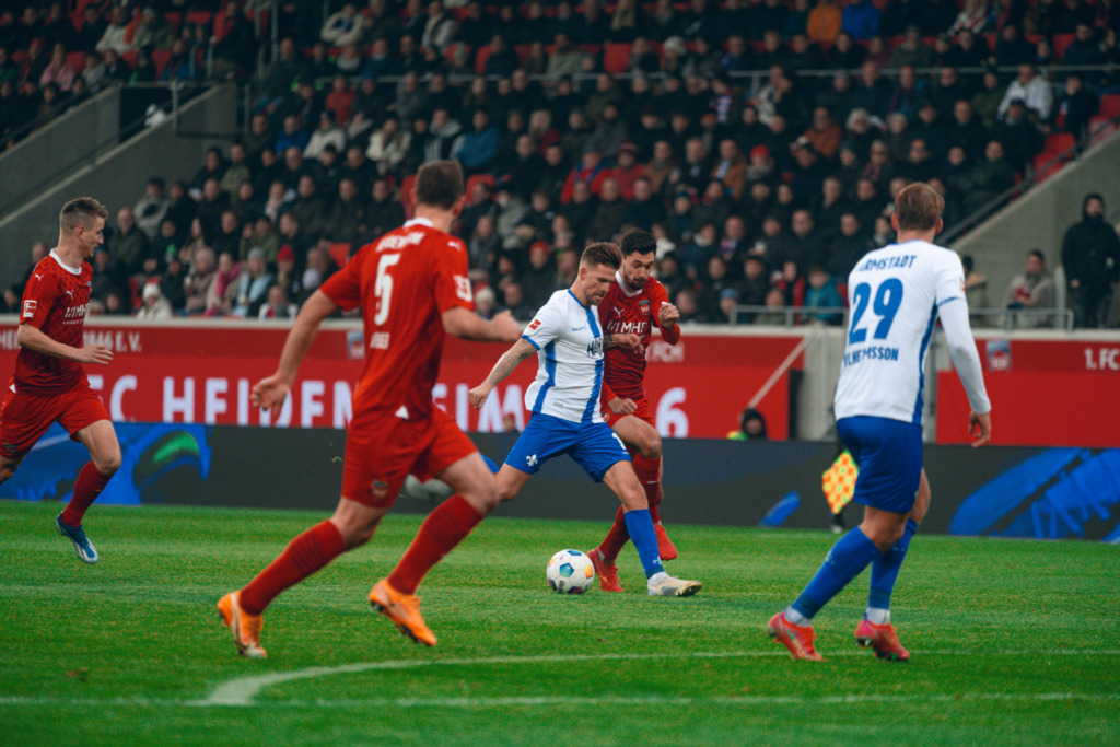 Zweikampfszene von Tobi Kempe beim Spiel gegen Heidenheim