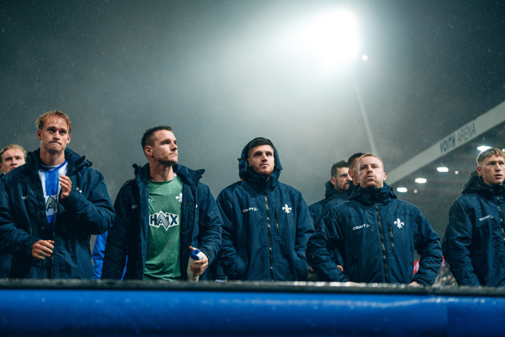 Spieler vor der Kurve nach dem Spiel gegen Heidenheim