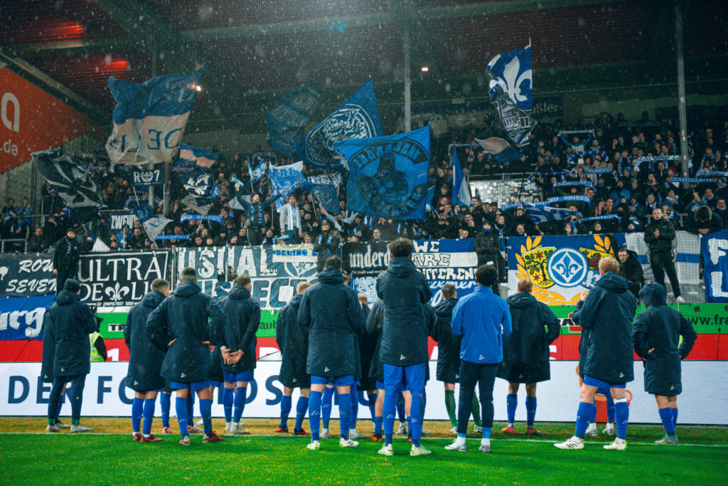 Die Mannschaft bedankt sich für den Fan-Support vor der Kurve in Heidenheim