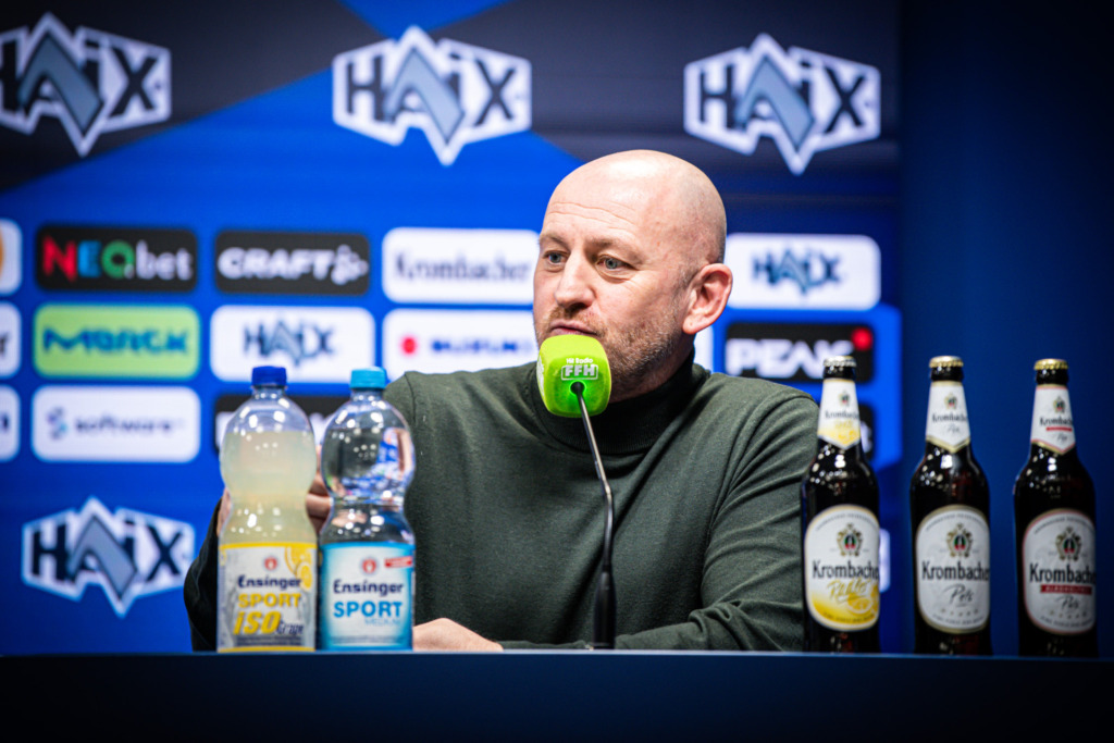 Trainer Torsten Lieberknecht auf der PK vor dem Spiel gegen den VfL Wolfsburg