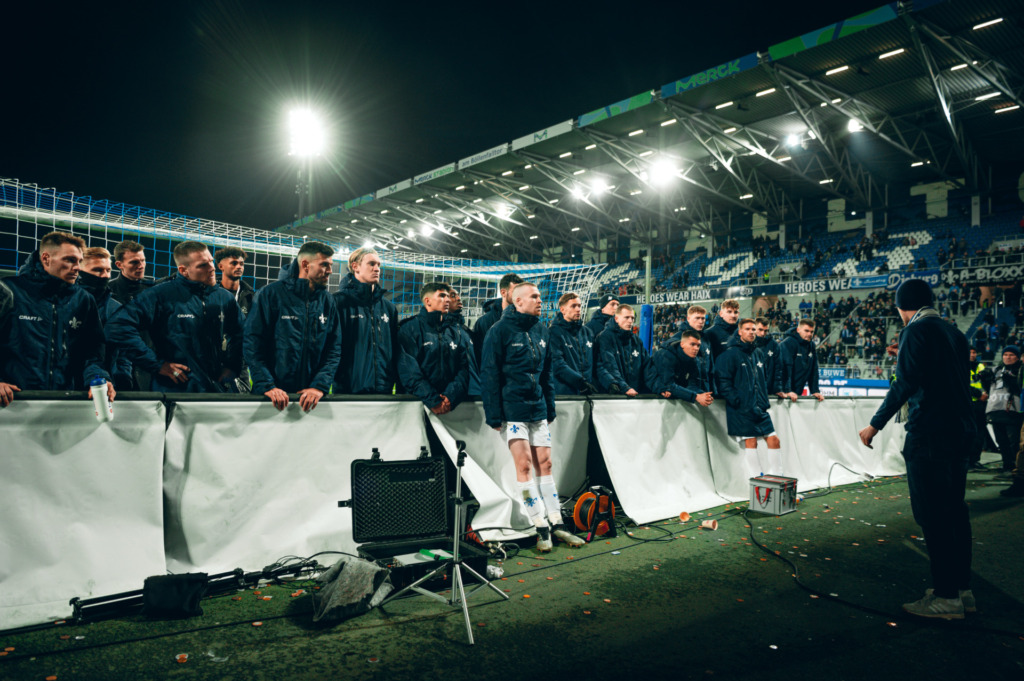 Nach der 0:1 Niederlage gegen den VfL Wolfsburg versammelt sich die Mannschaft vor der Südtribüne und geht in den Austausch mit den Fans