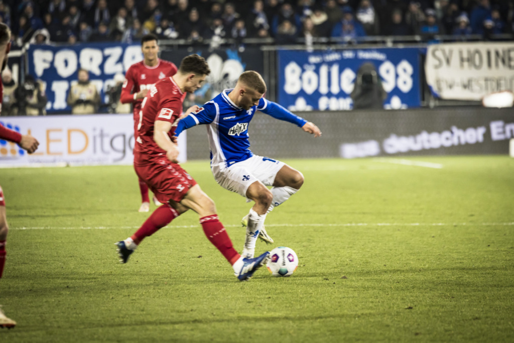 Fabian Nürnberger im Zweikampf mit Köln-Spieler Eric Martel