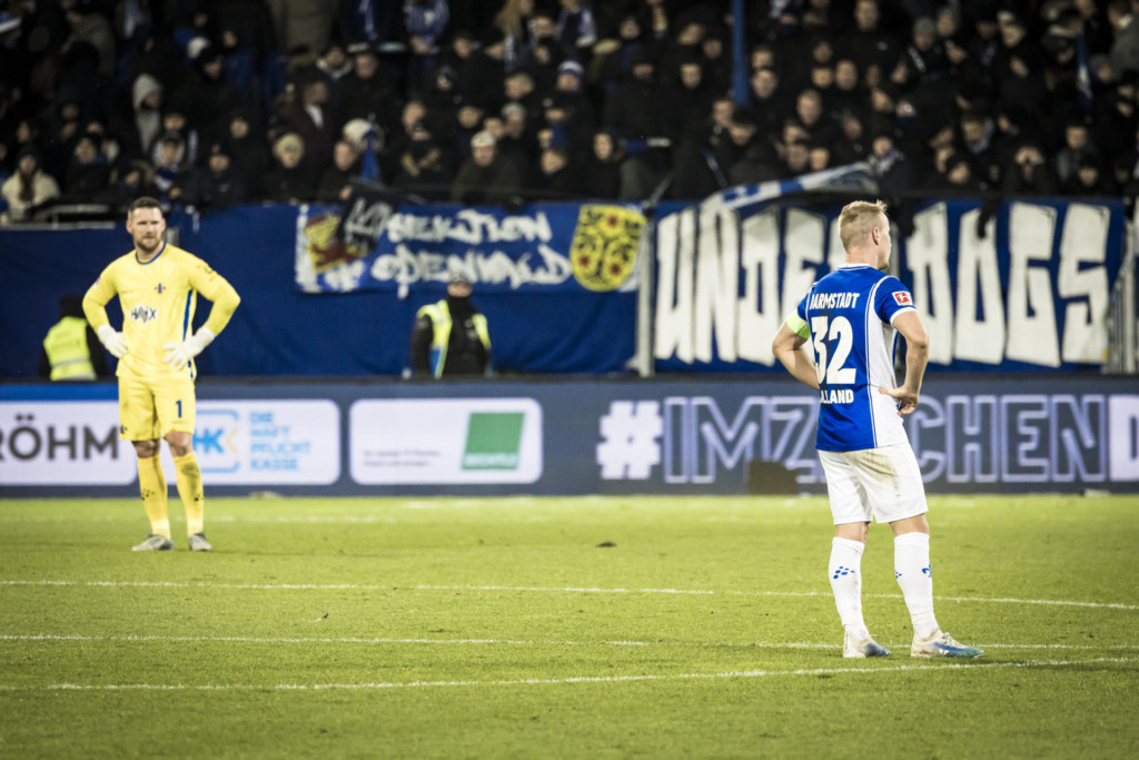 Fabian Holland und Marcel Schuhen auf dem Platz nach der enttäuschenden Niederlage gegen den 1. FC Köln