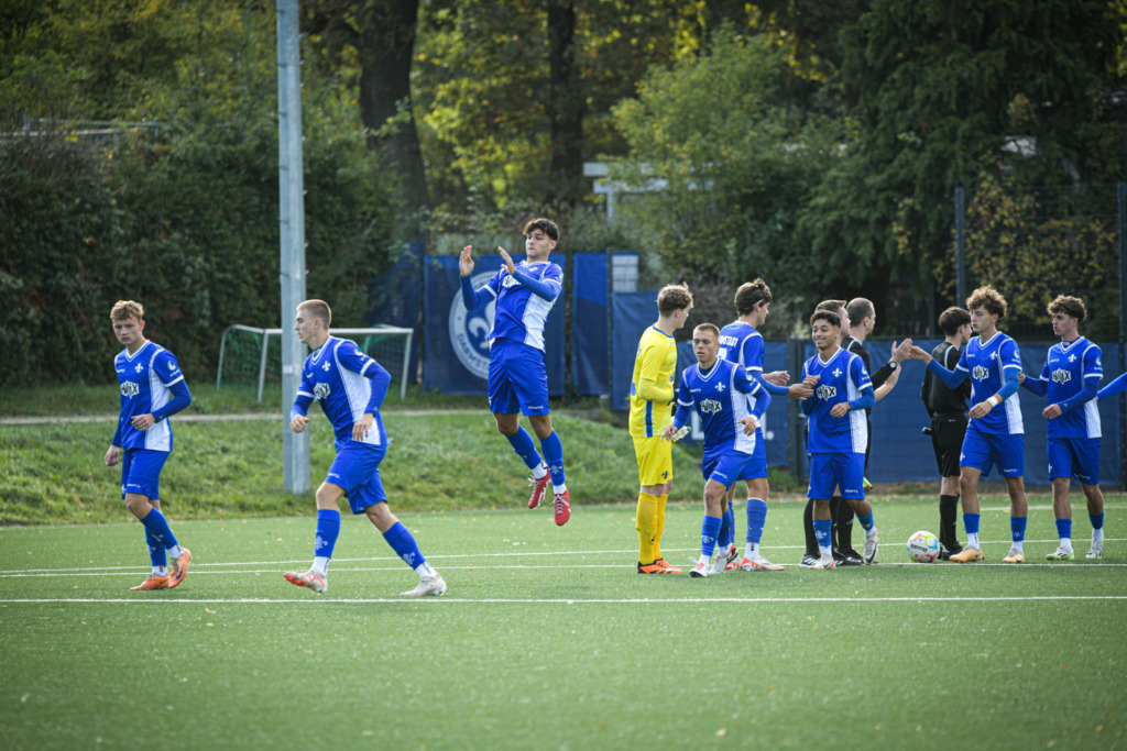 Die U19 des SVD nach der Begrüßung gegen Biebrich