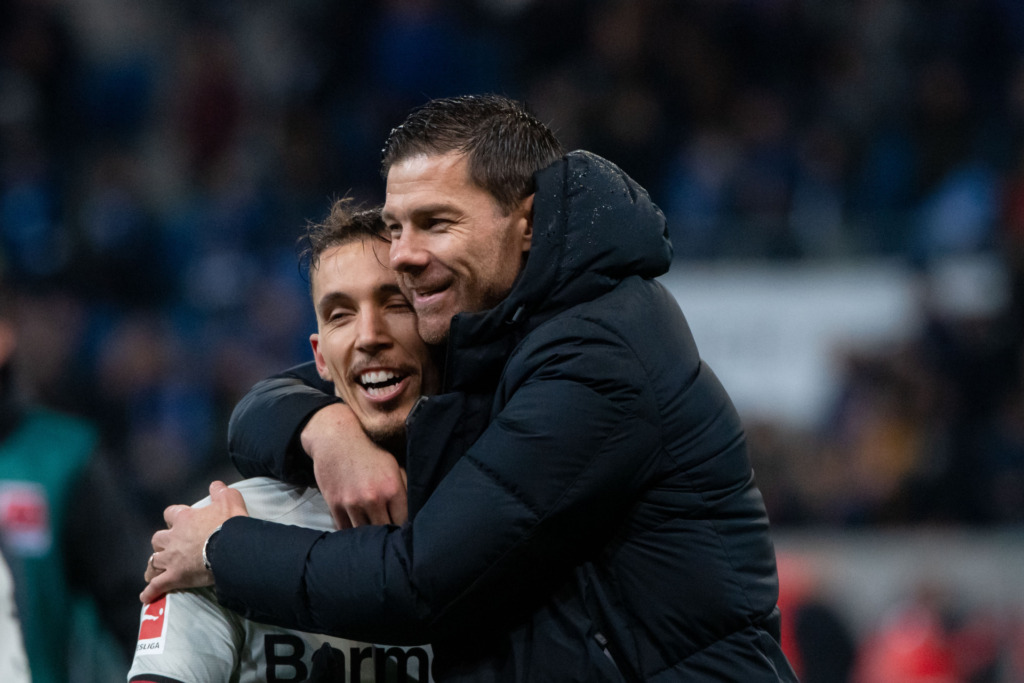 Xabi Alonso herzt Alejandro Grimaldo.