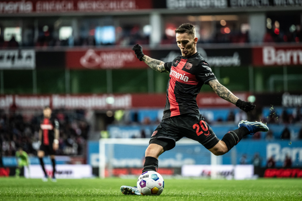 Alejandro Grimaldo tritt einen Freistoß.