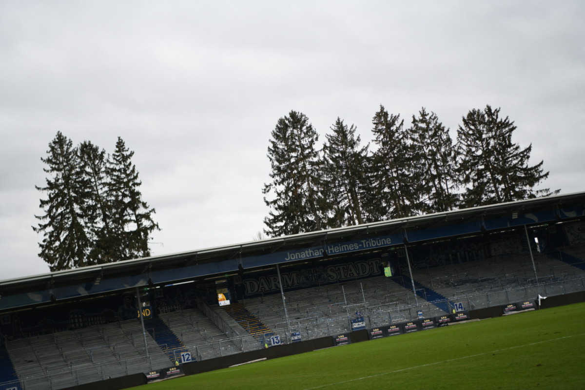Fichten hinter Südtribüne müssen entfernt werden