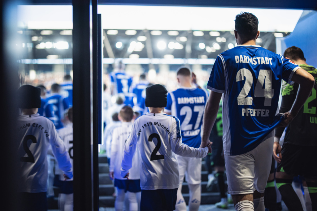 Darmstadt-Spieler im Tunnel.