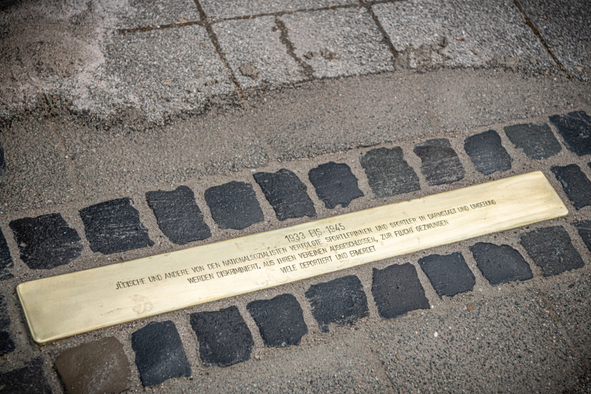 Gegen Vergessen: Stolperschwellen-Verlegung auf Dr.-Karl-Hess-Platz