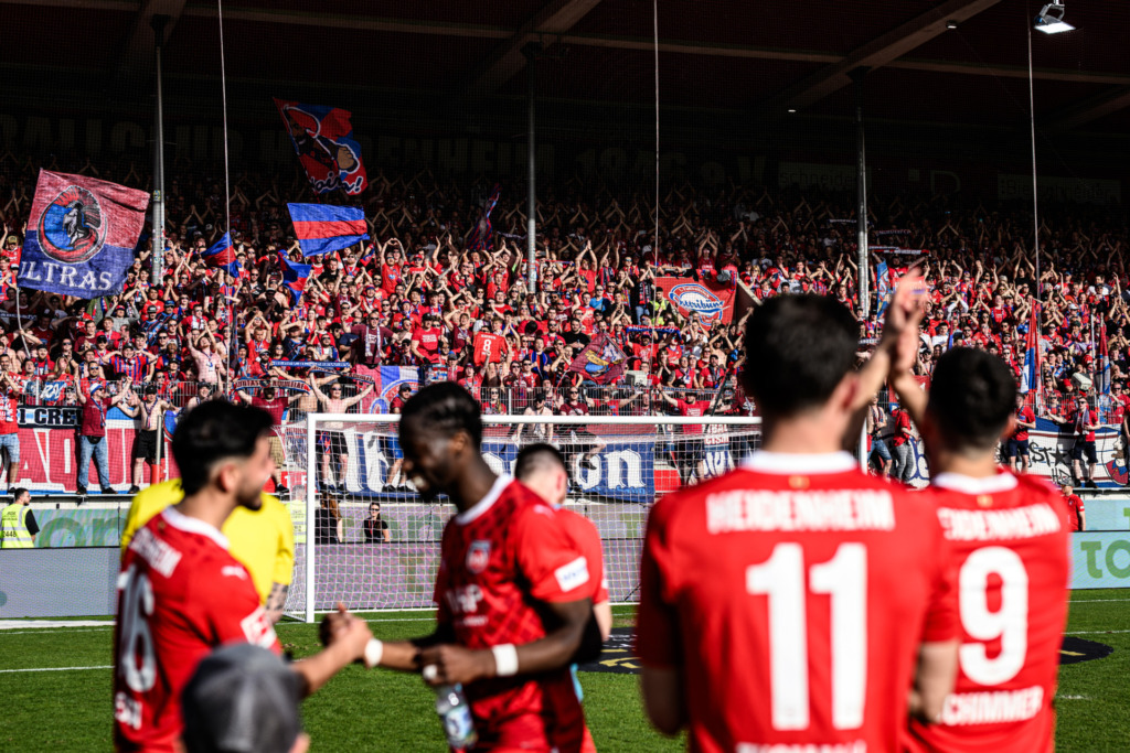 Heidenheim Spieler nach dem Heimsieg gegen den FC Bayern