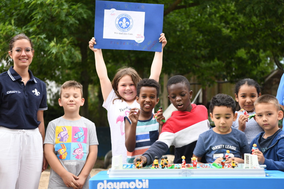 Lilien spenden Spieltische an Darmstädter Kitas
