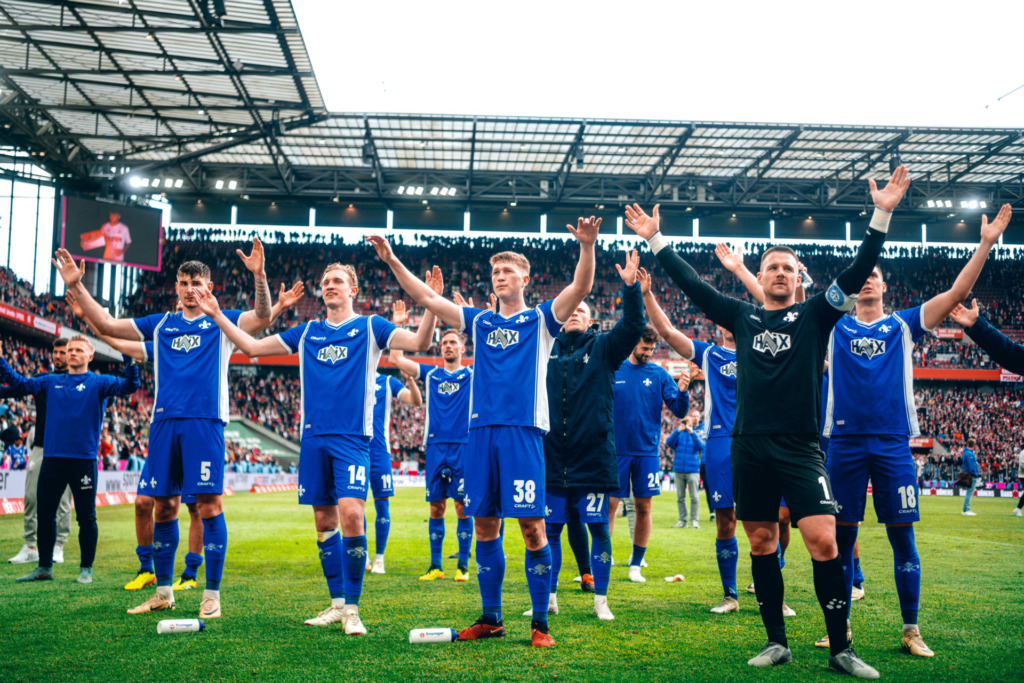 Die Lilien vor den Fans nach dem Auswärtssieg in Köln.