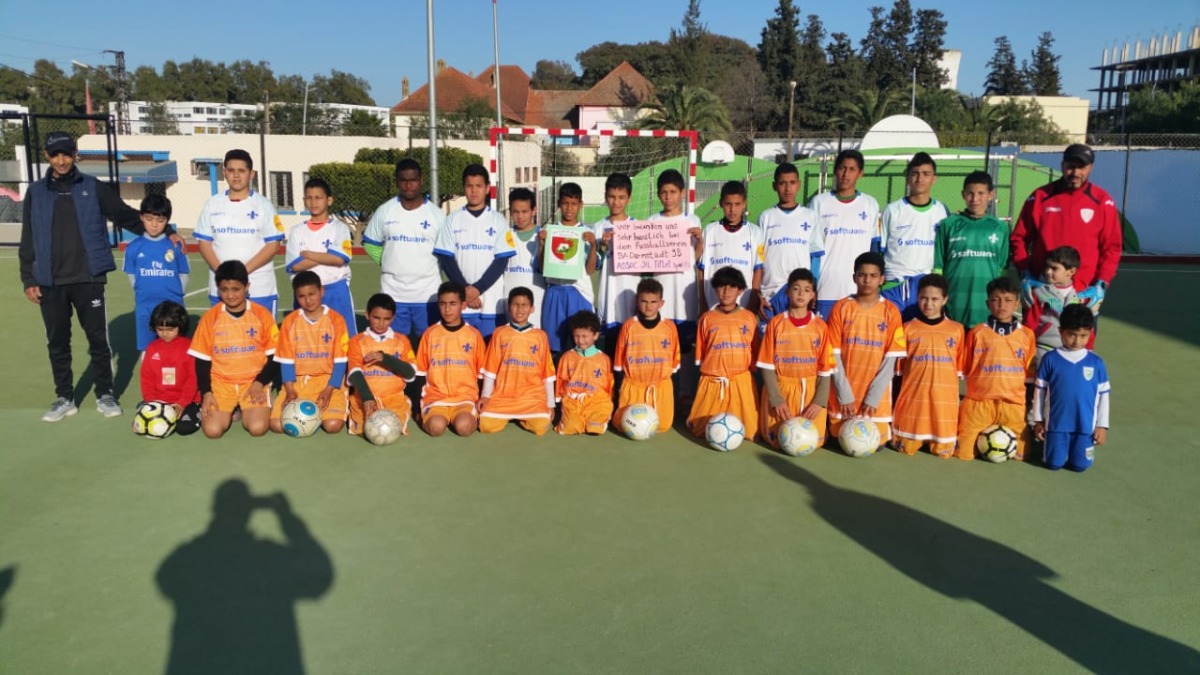 Marokkanische Kinder spielen in Lilientrikots