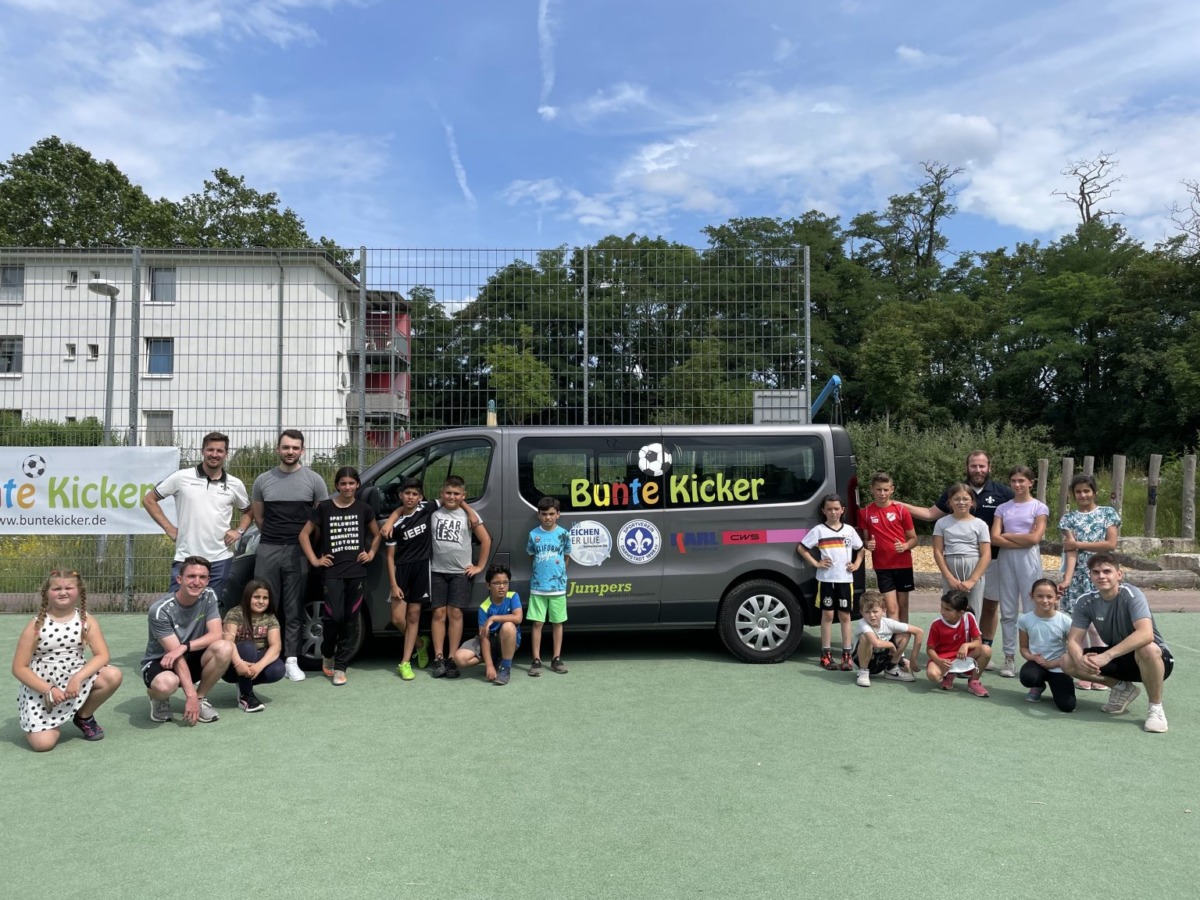 Bunte Kicker Mobil im Jugendzentrum Akazienweg