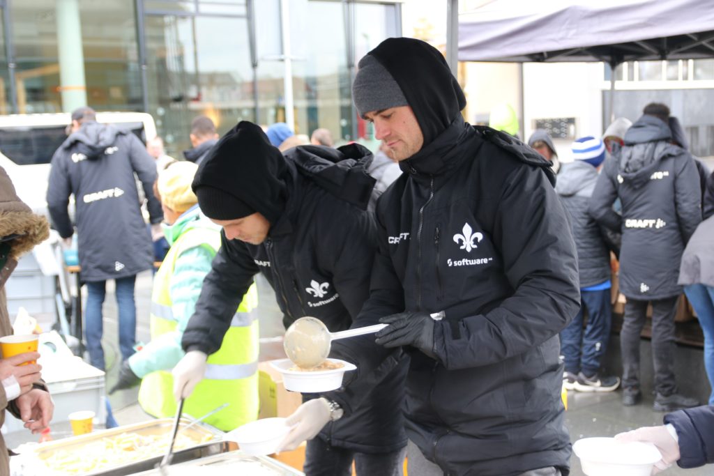 Adventskalender 22 – Lilien beteiligen sich an Essensausgabe für Obdachlose Menschen