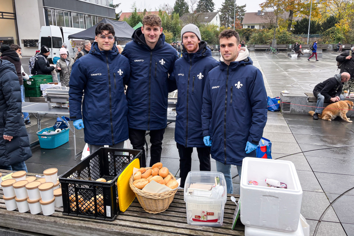 Lilien professionals distribute food to the homeless