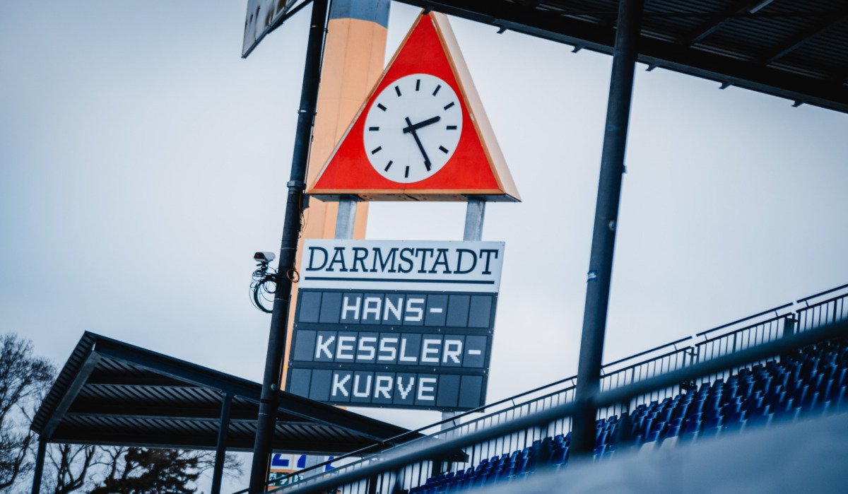 Dugena-Uhr am neuen Standort errichtet