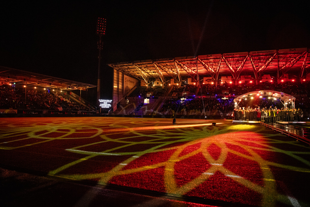 Christmas singing with 10,000 visitors