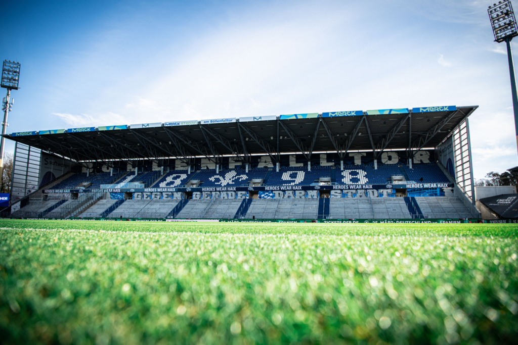 Merck-Stadion am Böllenfalltor bei Sonnenschein.