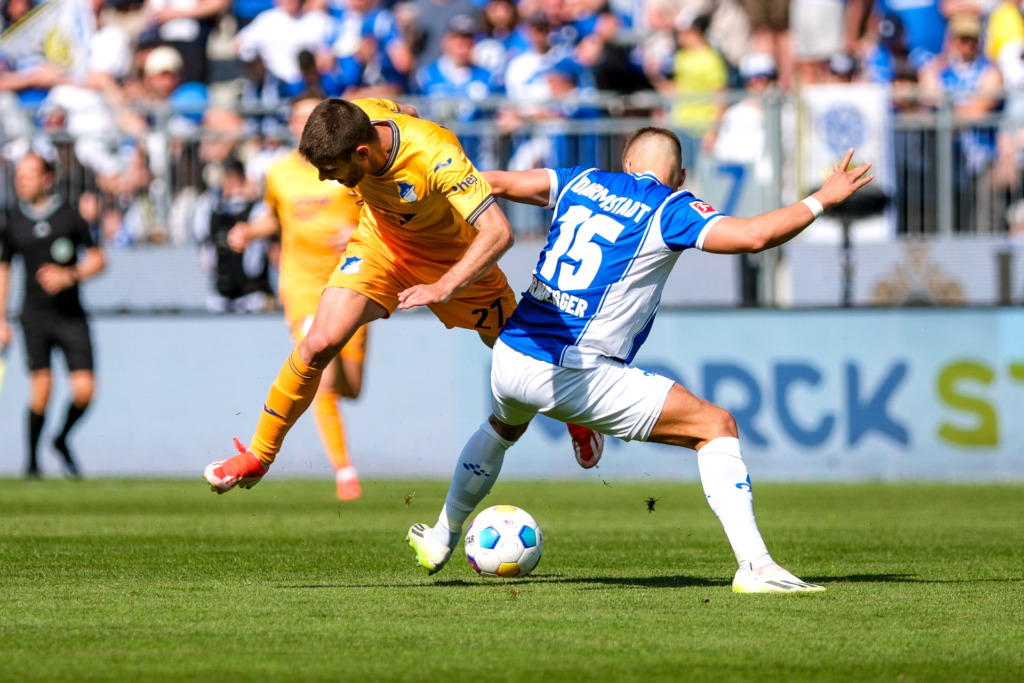 Fabian Nürnberger im Zweikampf während des Spiels gegen die TSG Hoffenheim.