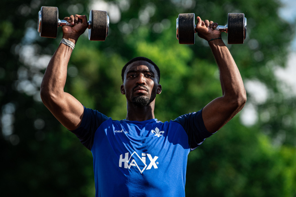 Patric Pfeiffer mit zwei Hanteln in der Hand.