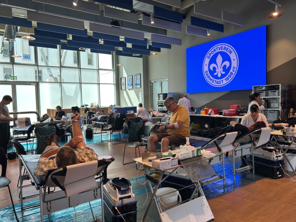 Der VIP-Bereich des Merck Stadions am Böllenfalltor während der Blutspende Aktion.