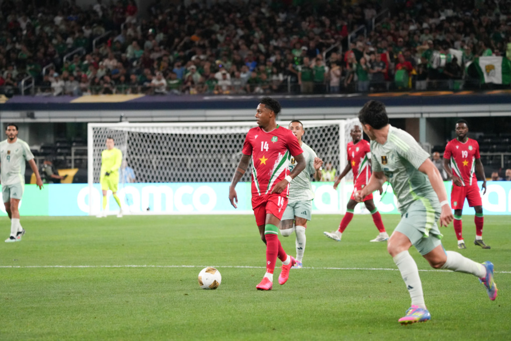 Jean-Paul Boetius im Trikot der surinamischen Nationalmannschaft beim Gold Cup 2025 in den USA im Spiel gegen Mexiko.