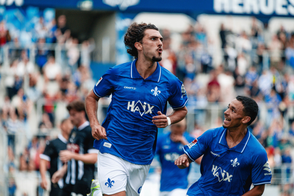 Fraser Hornby jubelt nach seinem Doppelpack im Testspiel der Lilien gegen Notts County.